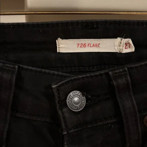 Classic Black Levi Women's Jeans with FLARE - Picture 2 of 6